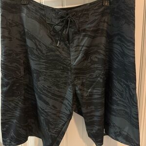 Oakley Board Shorts Kana 21” 2.0 Size 36 Black Gray New with tags
